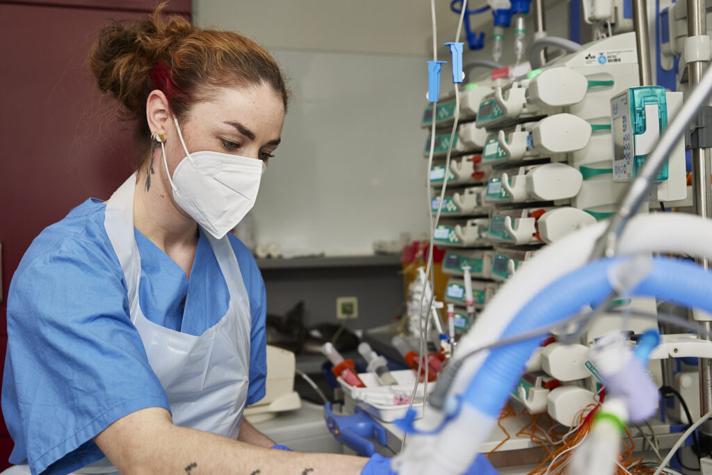 Pflegefachkraft betreut Infusionspumpen
